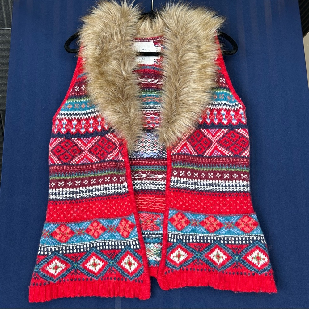 H&M Women's Red Fair Isle Sweater Vest Faux Fur Collar Size Medium‎